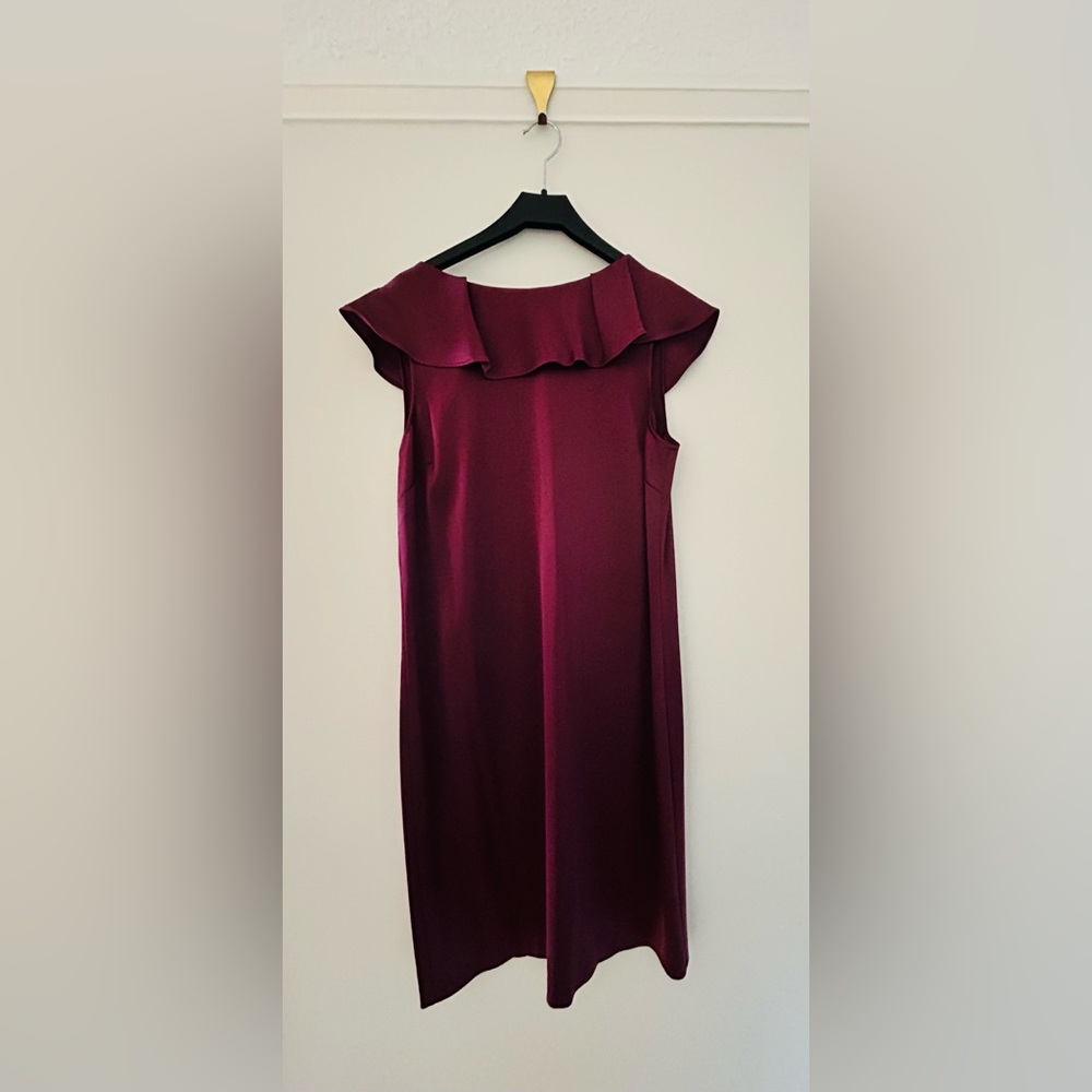 Elegant St. John Ruffle Collared Dress - Picture 2 of 5